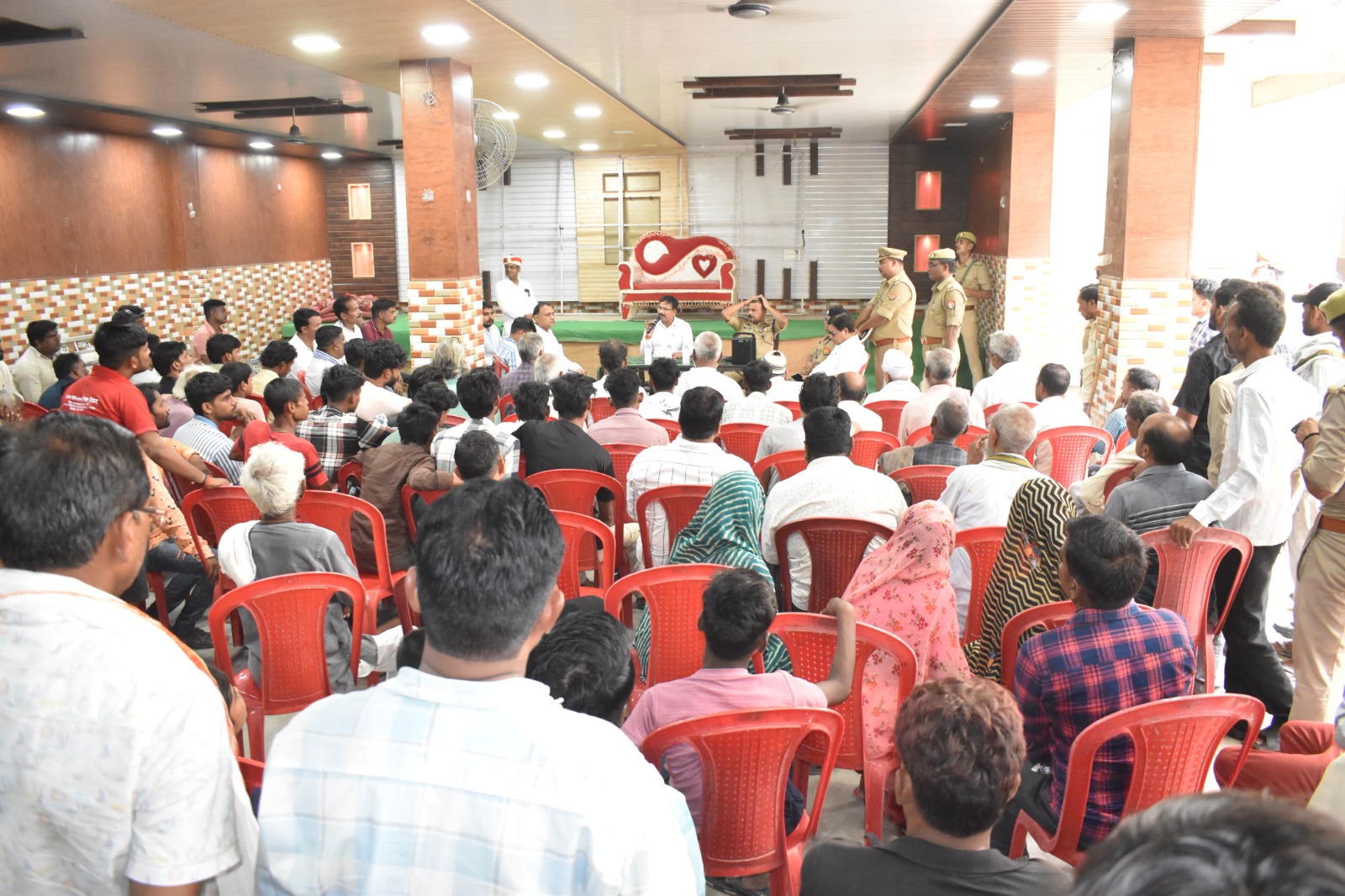 बैठक करते जिलाधिकारी व पुलिस अधीक्षक बैठक करते जिलाधिकारी व पुलिस अधीक्षक