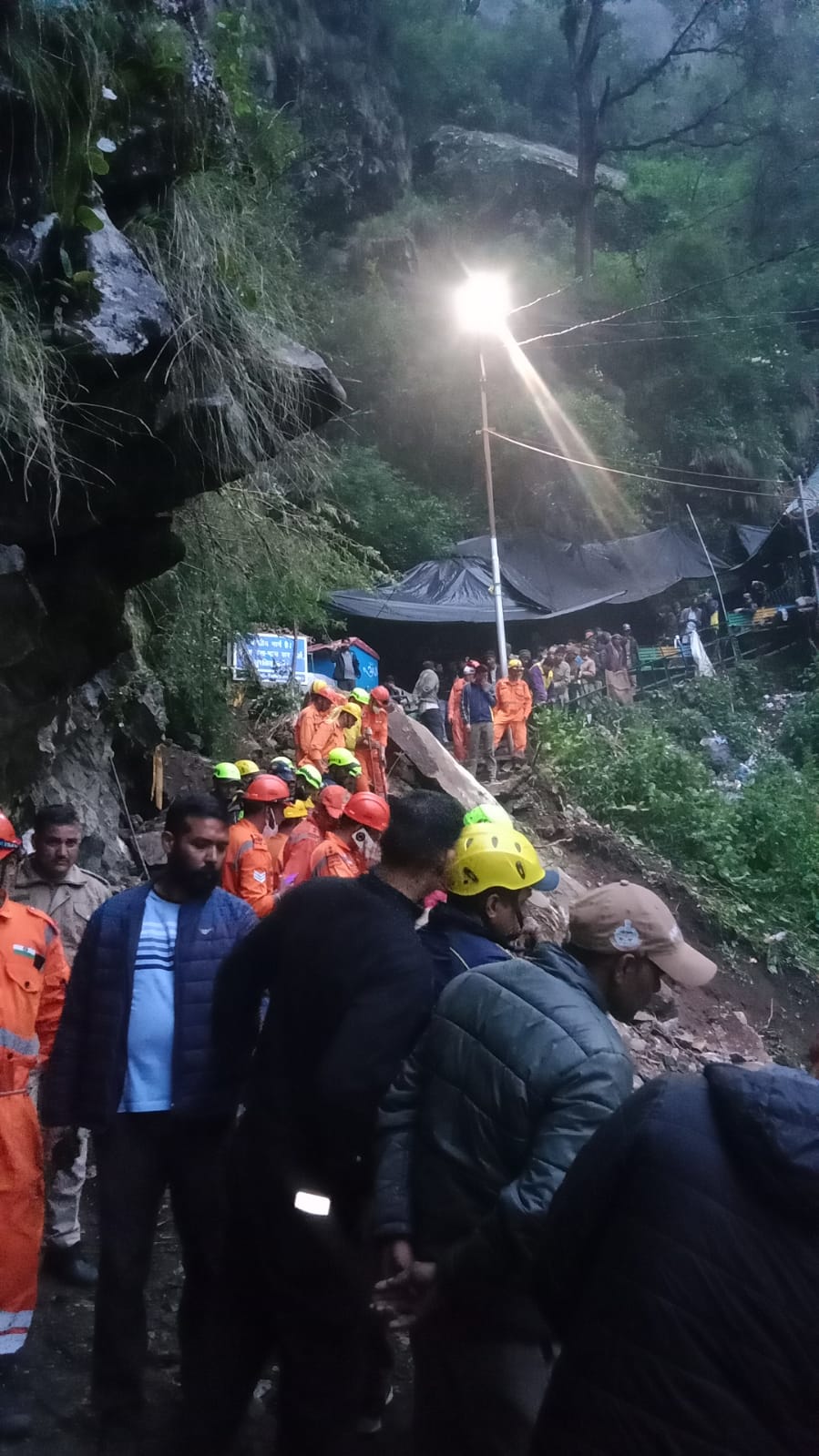 रेस्क्यू ऑपरेशन चलाते हुए सुरक्षा टीम रेस्क्यू ऑपरेशन चलाते हुए सुरक्षा टीम