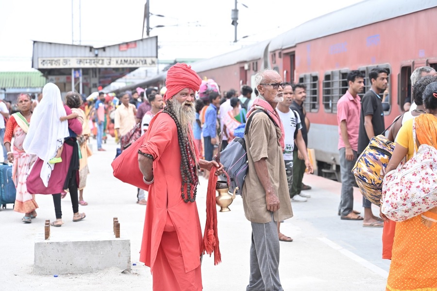 गुवाहाटीः अंबुबासी मेले में हिस्सा लेने के लिए कामाख्या रेलवे स्टेशन पर पहुंच रहे श्रद्धालुओं का जत्था गुवाहाटीः अंबुबासी मेले में हिस्सा लेने के लिए कामाख्या रेलवे स्टेशन पर पहुंच रहे श्रद्धालुओं का जत्था