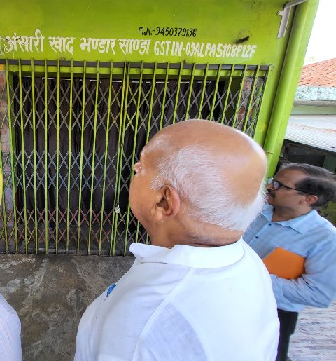 सीतापुर में कृषि मंत्री सूर्य प्रताप शाही निरीक्षण करते हुए सीतापुर में कृषि मंत्री सूर्य प्रताप शाही निरीक्षण करते हुए