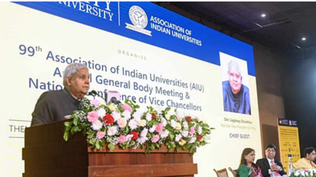 सम्मेलन को सम्बोधित करते उपराष्ट्रपति सम्मेलन को सम्बोधित करते उपराष्ट्रपति