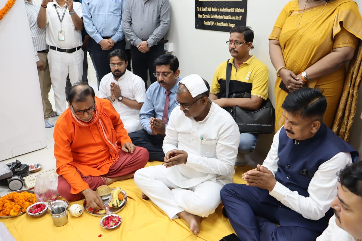 राज्य मंत्री गिरिश चंद्र यादव मशीन का पूजा करते हुए राज्य मंत्री गिरिश चंद्र यादव मशीन का पूजा करते हुए