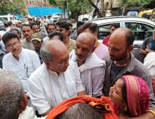 युवक की चाकू मारकर हत्या पूर्व सीएम पहुंचे हॉस्पिटल