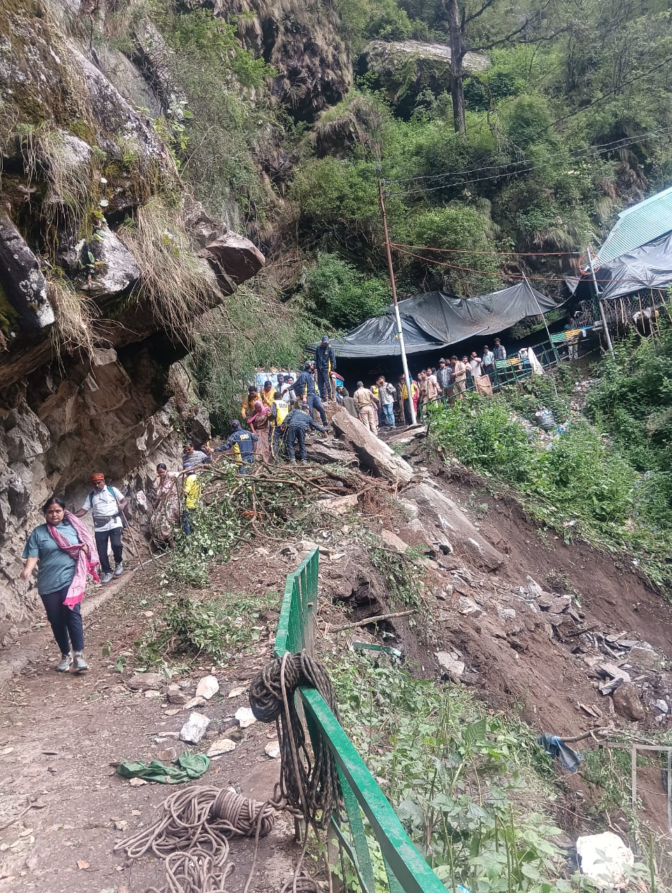 सोमवार यमुनोत्री धाम के पैदल मार्ग पर अचानक पहाड़ी खिसकने से यूं रेस्क्यू ऑपरेशन चलाते सोमवार यमुनोत्री धाम के पैदल मार्ग पर अचानक पहाड़ी खिसकने से यूं रेस्क्यू ऑपरेशन चलाते