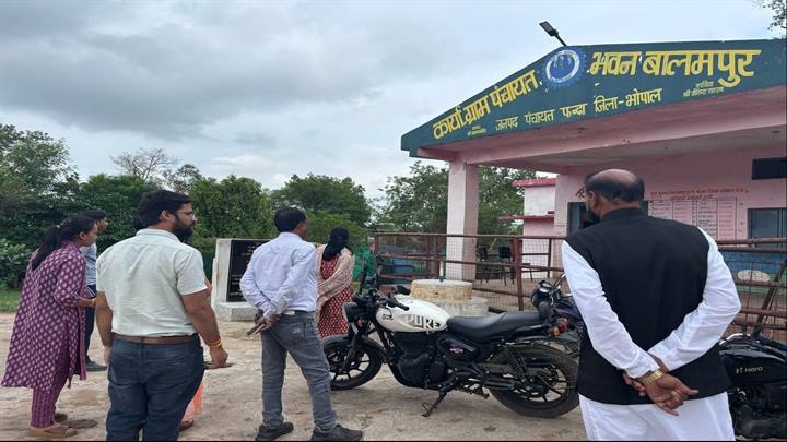 भोपालः जिला पंचायत सीईओ ने ग्राम पंचायत बालमपुर का किया औचक निरीक्षण भोपालः जिला पंचायत सीईओ ने ग्राम पंचायत बालमपुर का किया औचक निरीक्षण