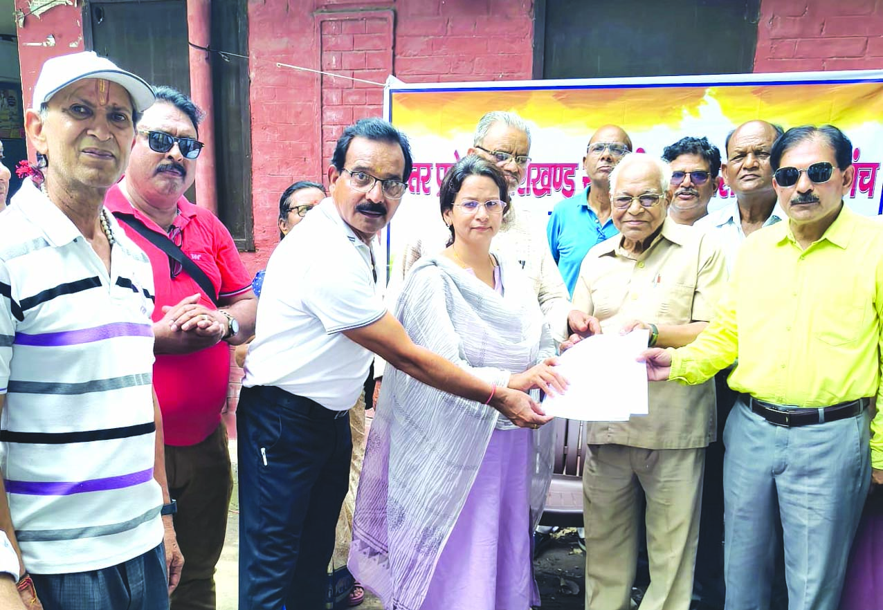 ज्ञापन देते हुए पेशनर्स ज्ञापन देते हुए पेशनर्स