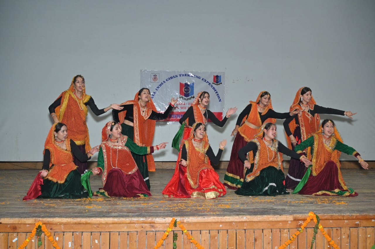 सांस्कृतिक कार्यक्रम प्रस्तुत करती एनसीसी कैडेट्स। सांस्कृतिक कार्यक्रम प्रस्तुत करती एनसीसी कैडेट्स।