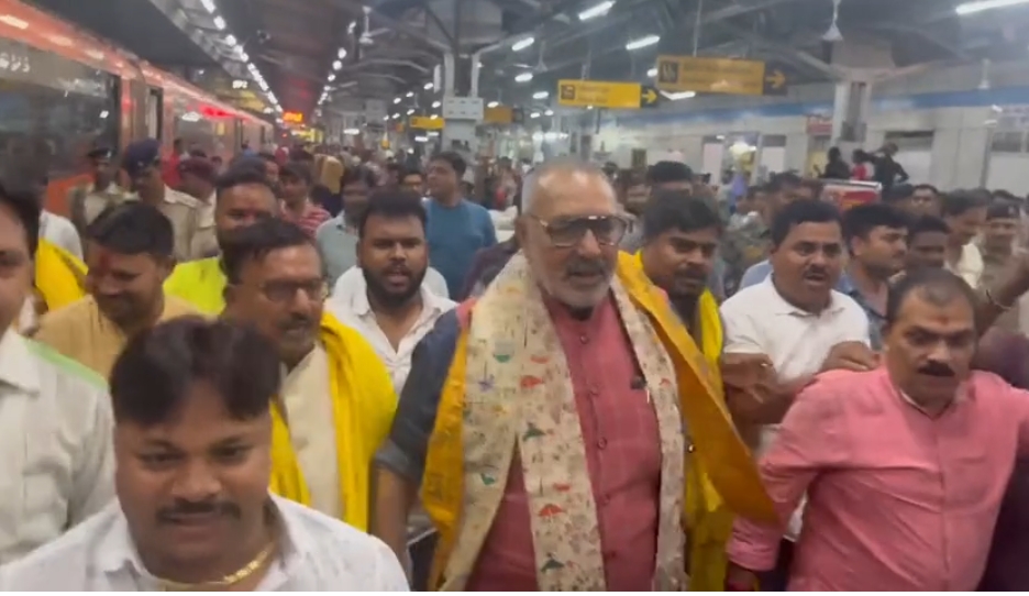 टाटा नगर स्टेशन पर केन्द्रित मंत्री गिरिराज सिंह टाटा नगर स्टेशन पर केन्द्रित मंत्री गिरिराज सिंह