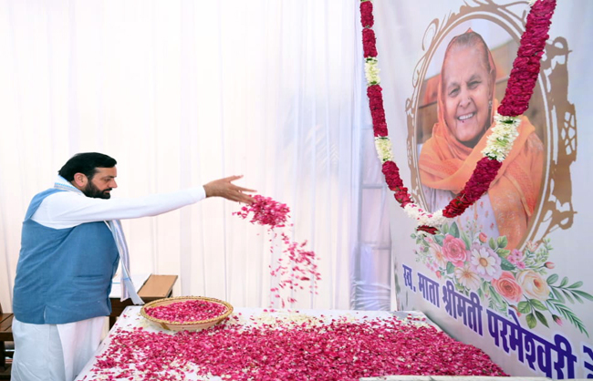 पूर्व वित्त मंत्री कैप्टन अभिमन्यु की माता परमेश्वरी देवी के चित्र पर पुष्प अर्पित करते मुख्यमंत्री नायब सैनी। पूर्व वित्त मंत्री कैप्टन अभिमन्यु की माता परमेश्वरी देवी के चित्र पर पुष्प अर्पित करते मुख्यमंत्री नायब सैनी।