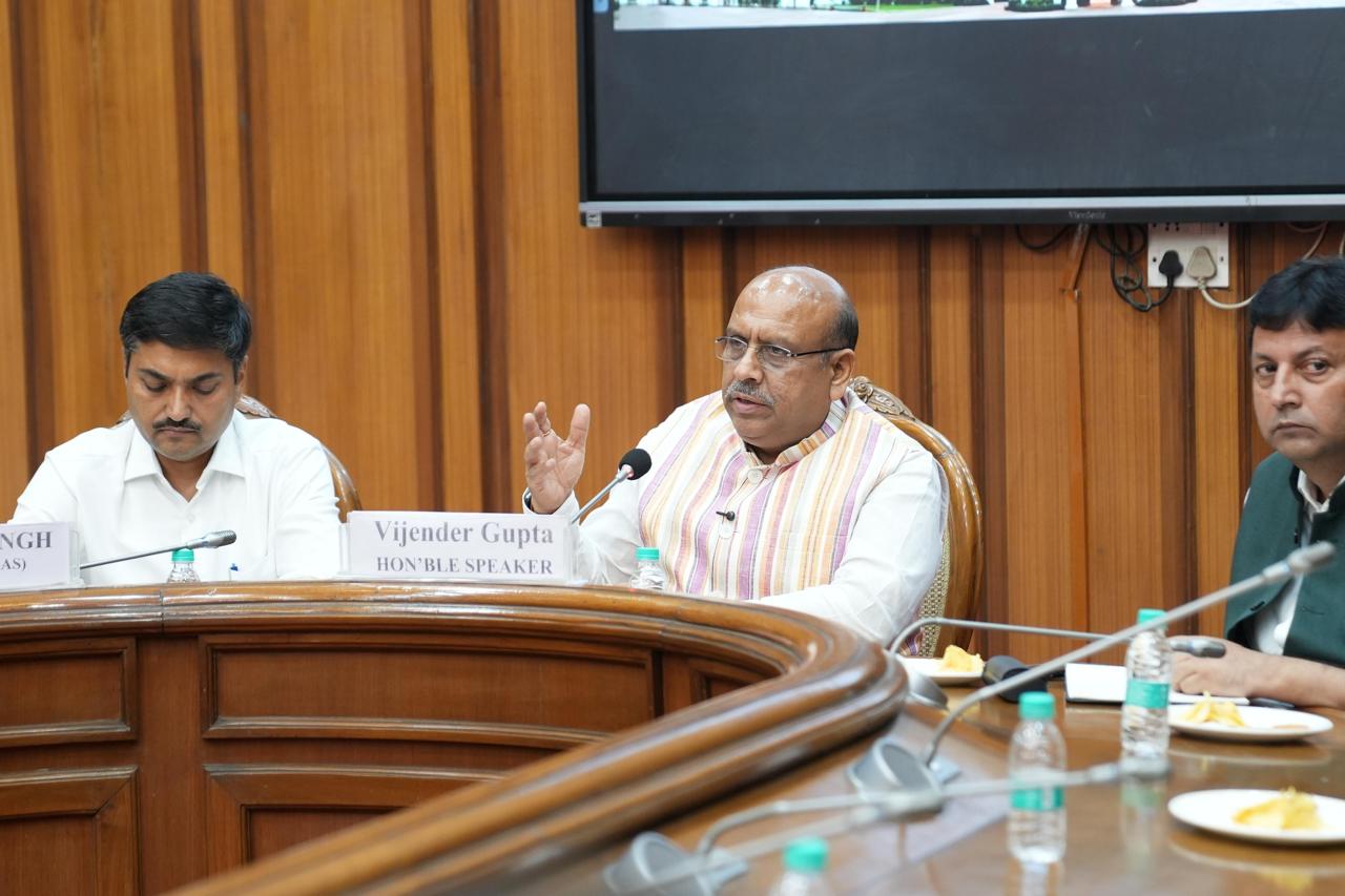 दिल्ली विधानसभा में सोमवार को 28 राज्यों के 45 युवा छात्रों के प्रतिनिधिमंडल से संवाद करते अध्यक्ष विजेद्र गुप्ता दिल्ली विधानसभा में सोमवार को 28 राज्यों के 45 युवा छात्रों के प्रतिनिधिमंडल से संवाद करते अध्यक्ष विजेद्र गुप्ता