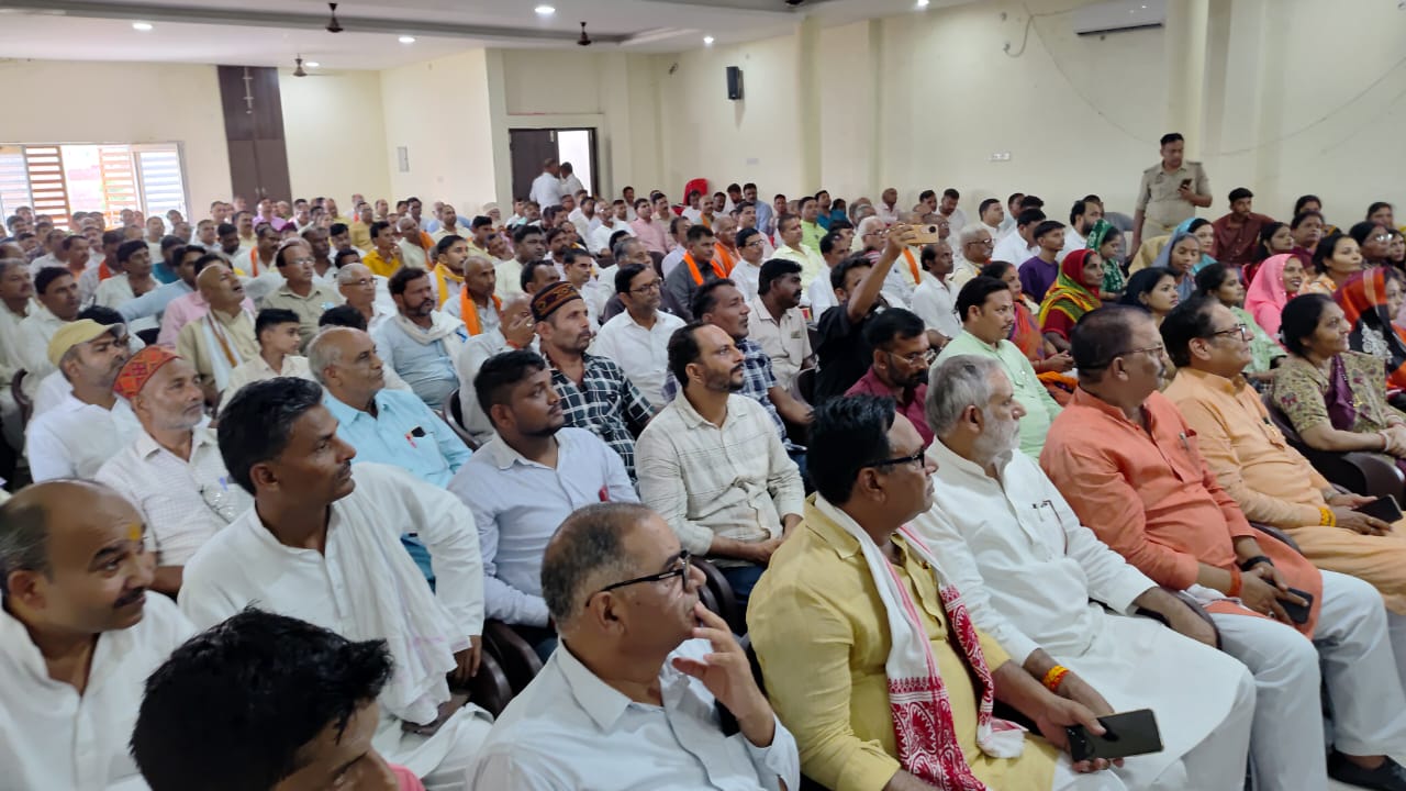 उपस्थित भाजपा के लोग उपस्थित भाजपा के लोग