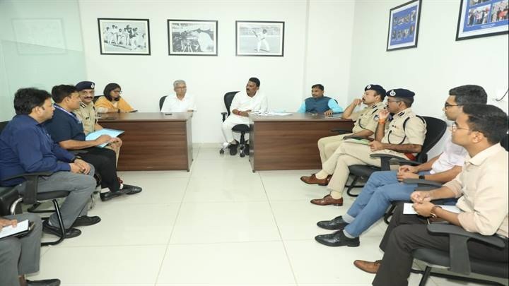 वरिष्ठ अधिकारियों की बैठक वरिष्ठ अधिकारियों की बैठक