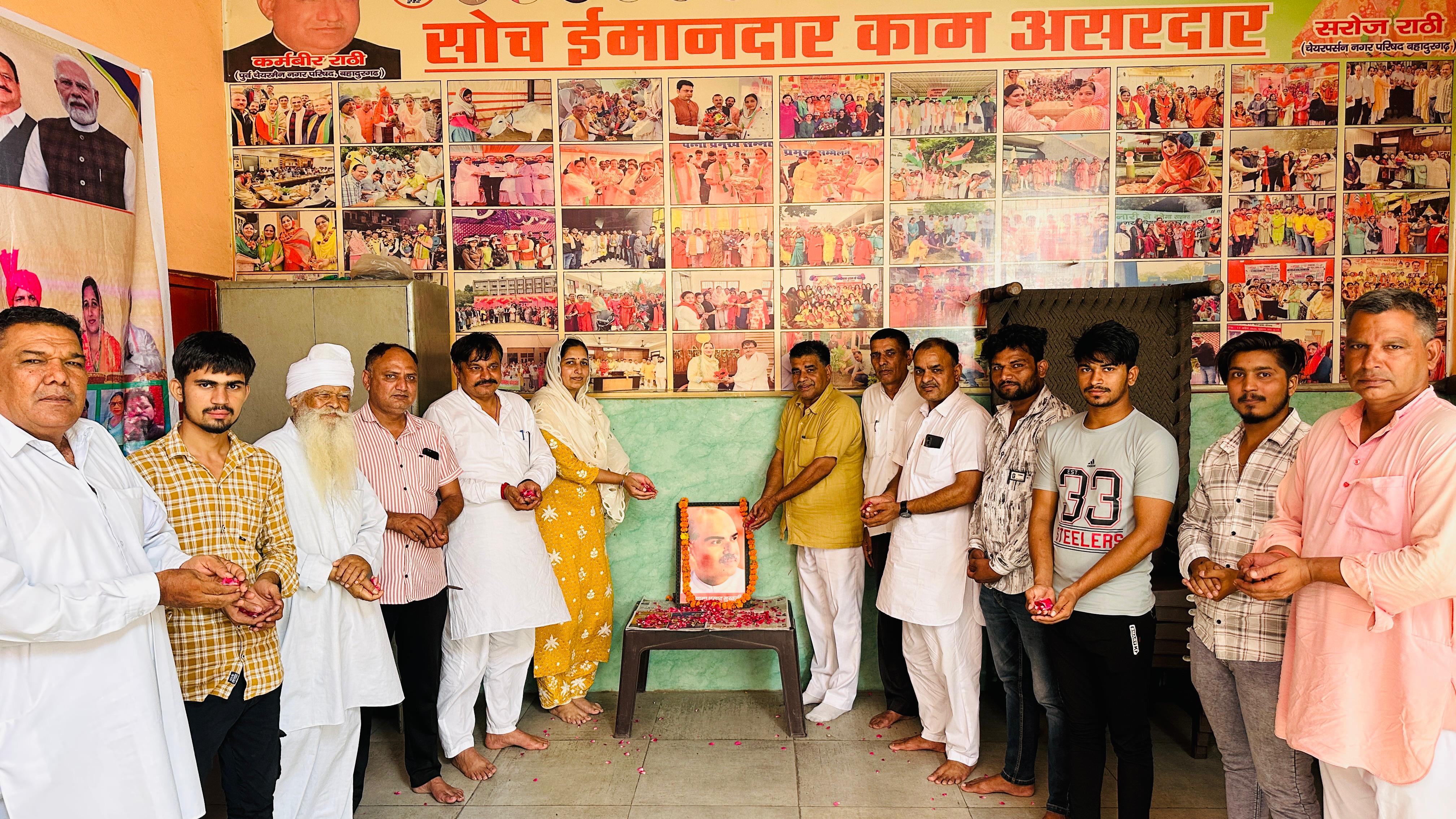 बलिदान दिवस पर डॉ. श्यामा प्रसाद मुखर्जी को नमन करते चेयरपर्सन सरोज राठी व कार्यकर्ता। बलिदान दिवस पर डॉ. श्यामा प्रसाद मुखर्जी को नमन करते चेयरपर्सन सरोज राठी व कार्यकर्ता।