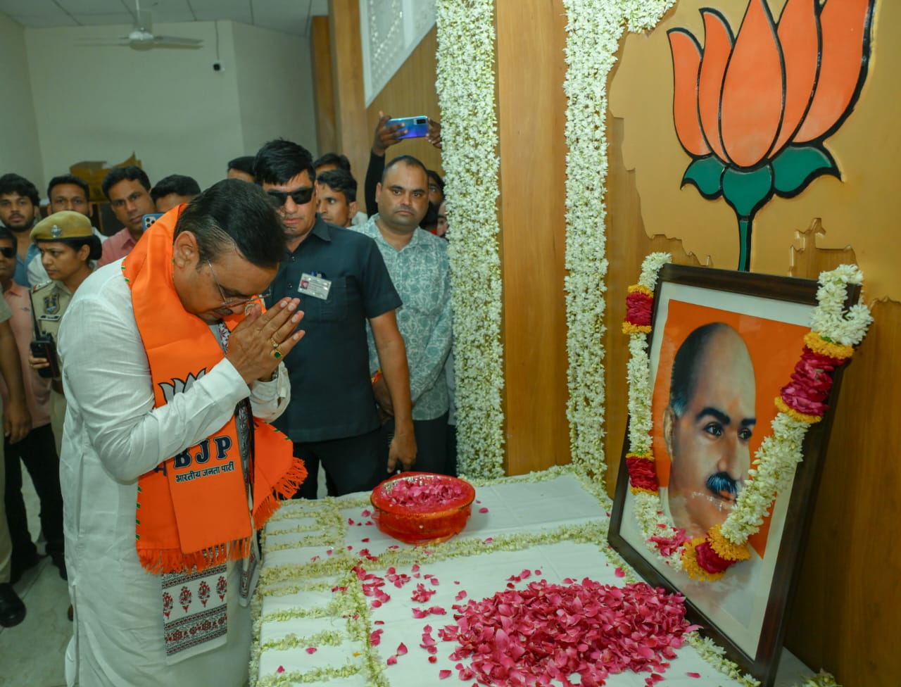 डॉ. श्यामा प्रसाद मुखर्जी की पुण्यतिथि पर पुष्प अर्पित करते हुए मुख्यमंत्री भजनलाल शर्मा डॉ. श्यामा प्रसाद मुखर्जी की पुण्यतिथि पर पुष्प अर्पित करते हुए मुख्यमंत्री भजनलाल शर्मा