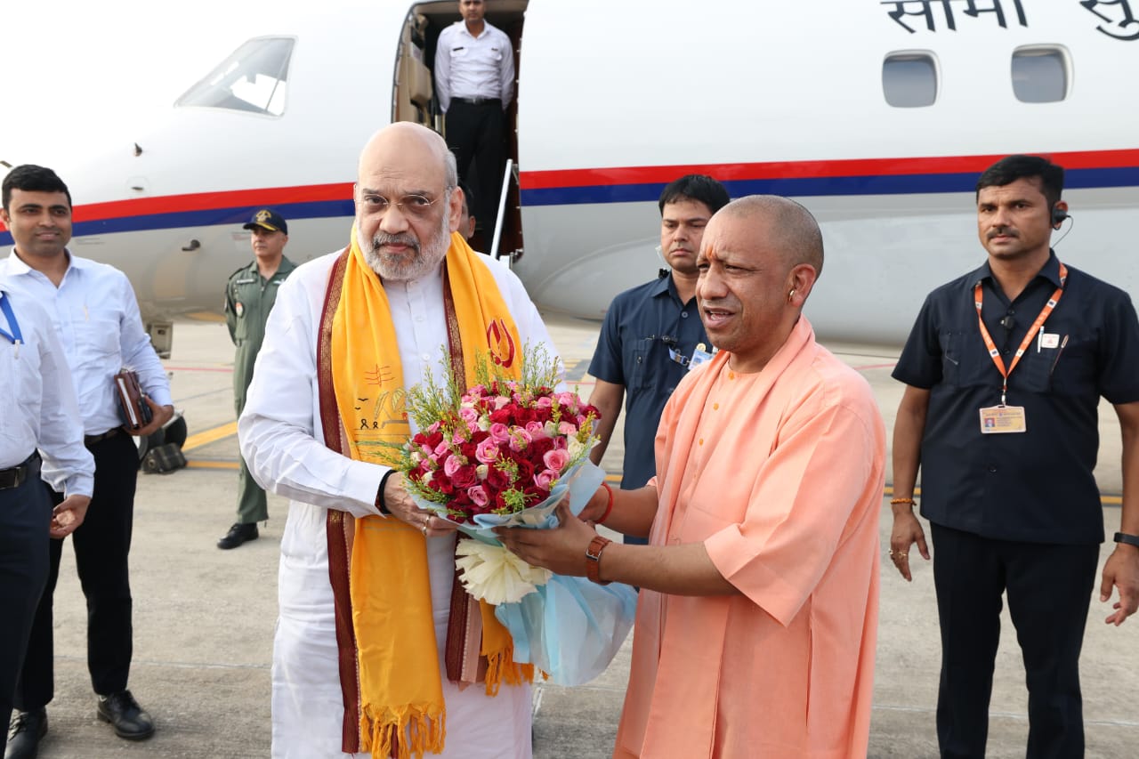 गृहमंत्री अमित शाह का स्वागत करते सीएम योगी गृहमंत्री अमित शाह का स्वागत करते सीएम योगी
