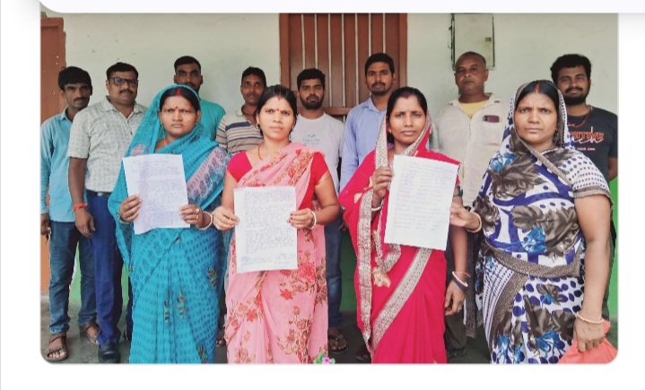 न्याय के लिए आवेदन देते जीविका कैडर न्याय के लिए आवेदन देते जीविका कैडर