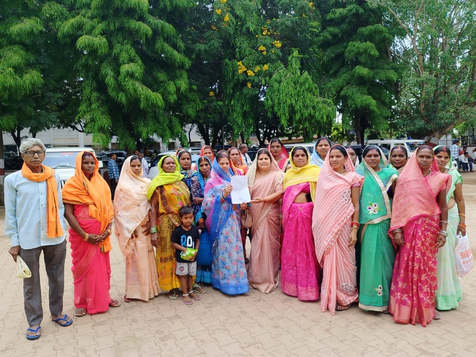 शासकीय आरक्षित भूमि से अवैध अतिक्रमण हटाने की मांग करते तरसीवां के ग्रामीण। शासकीय आरक्षित भूमि से अवैध अतिक्रमण हटाने की मांग करते तरसीवां के ग्रामीण।