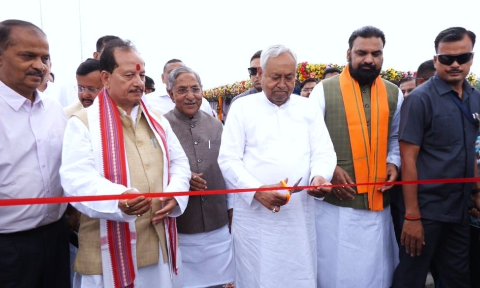 मुख्यमंत्री नीतीश कुमार कच्ची दरगाह से हिंदुपुर छह लेन के प्रथम फेज का लोकार्पण करते हुए