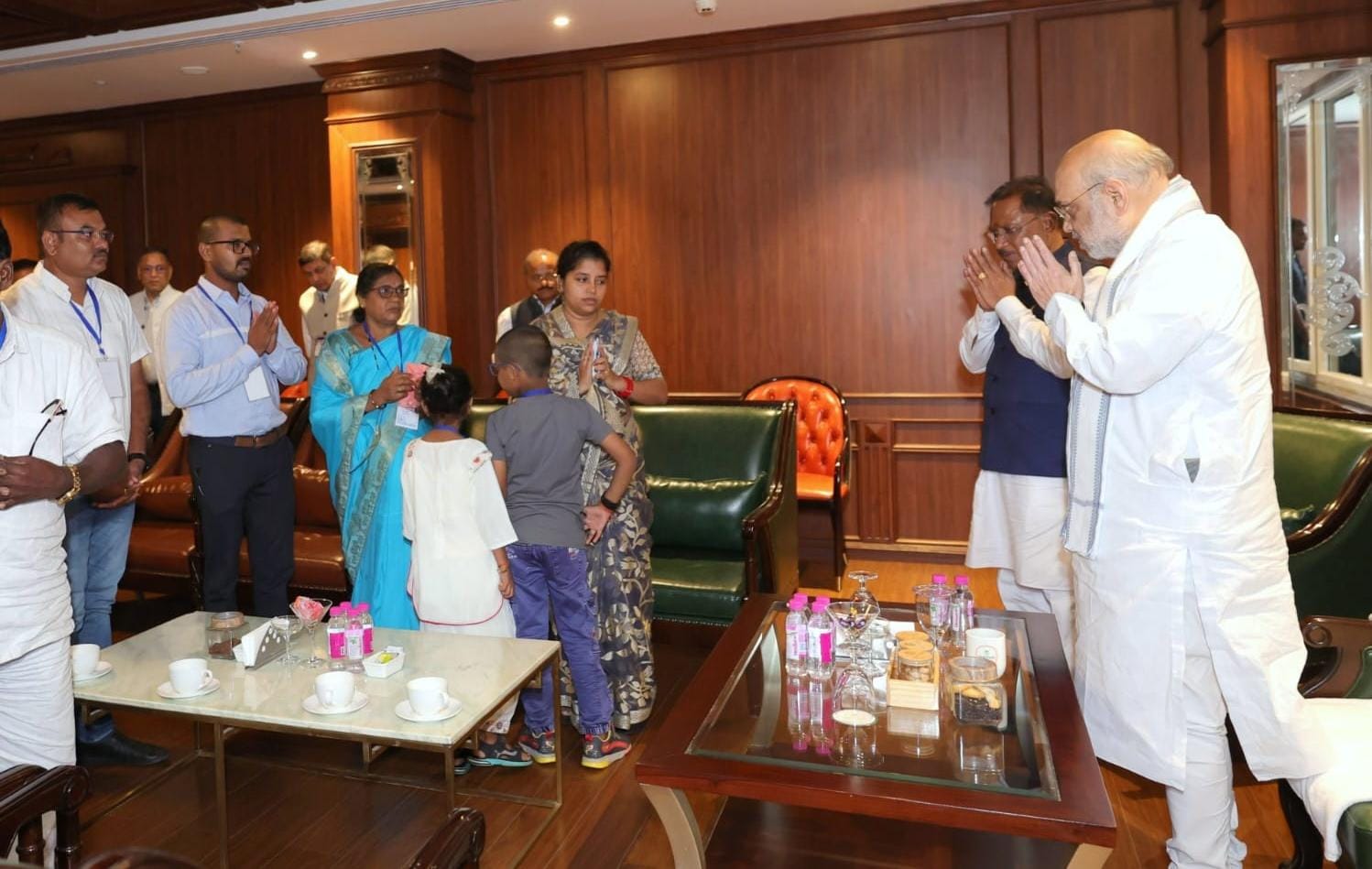 केंद्रीय गृह मंत्री अमित शाह बलिदान आकाश राव गिरिपुंजे के परिजनों से मुलाकात करते केंद्रीय गृह मंत्री अमित शाह बलिदान आकाश राव गिरिपुंजे के परिजनों से मुलाकात करते
