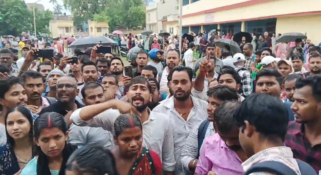 हंगामा करते अभ्यर्थी हंगामा करते अभ्यर्थी
