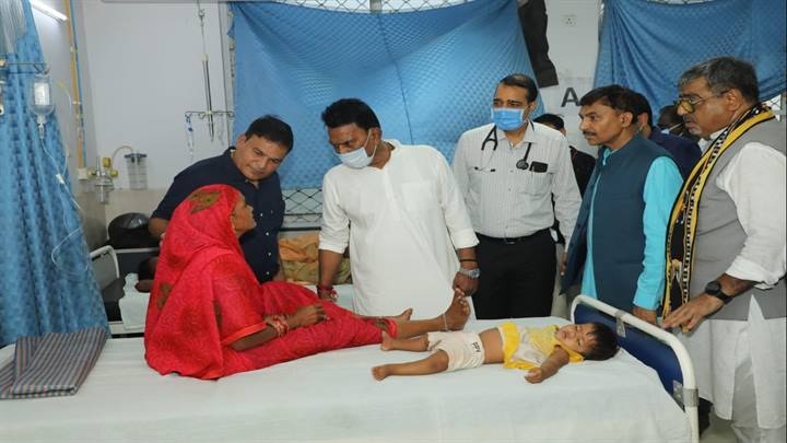 ग्वालियरः स्वास्थ्य सेवाओं की जमीनी हकीकत जानने के लिए हजार बिस्तर अस्पताल पहुंचे मंत्री सिलावट ग्वालियरः स्वास्थ्य सेवाओं की जमीनी हकीकत जानने के लिए हजार बिस्तर अस्पताल पहुंचे मंत्री सिलावट