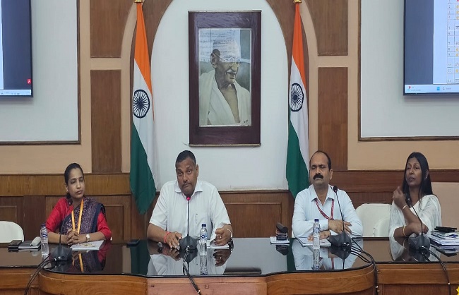 ई-ऑफिस यूजर मैनुअल' का विमोचन करते मुख्य सचिव ई-ऑफिस यूजर मैनुअल' का विमोचन करते मुख्य सचिव