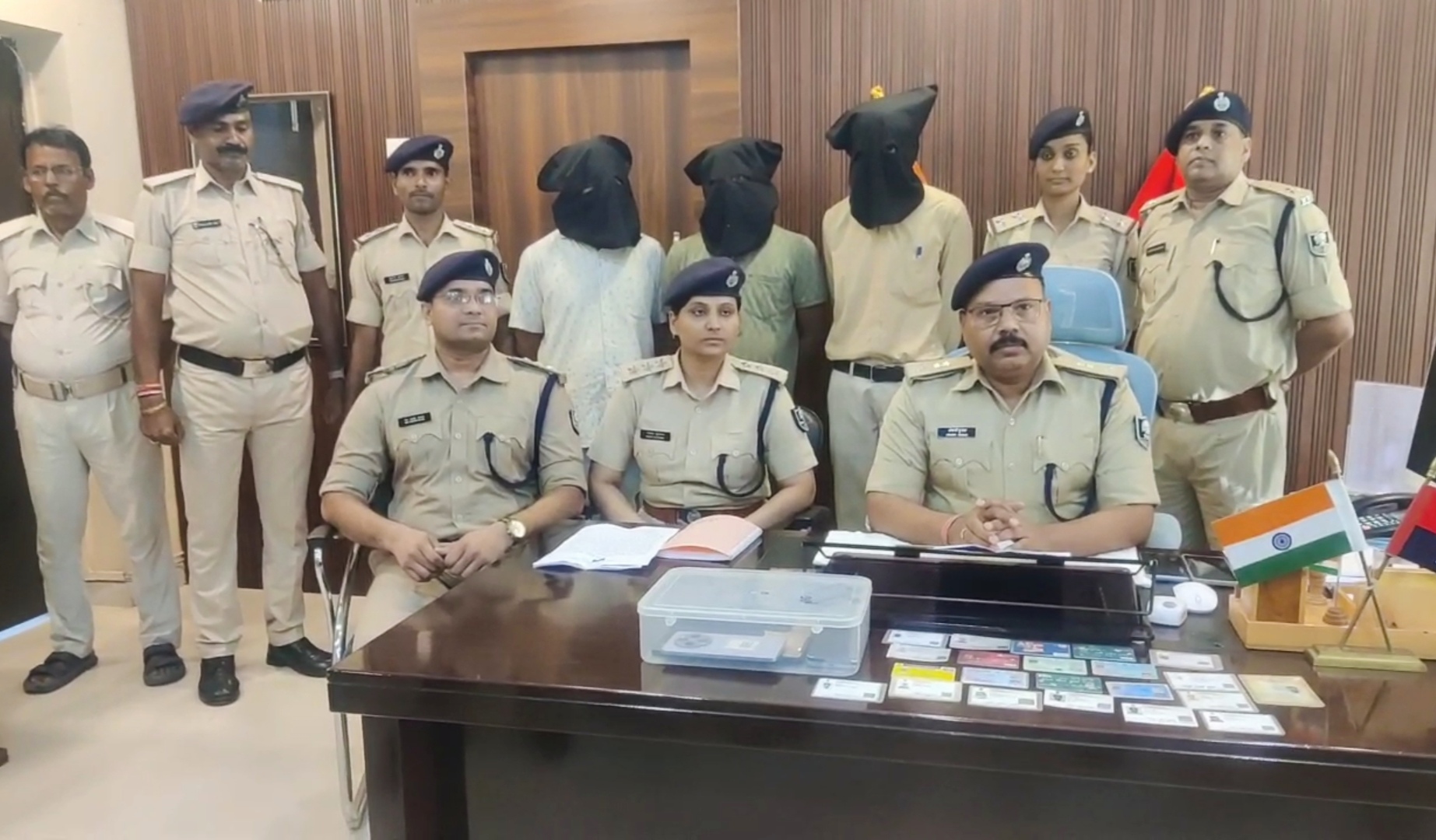 अररिया फोटो:एसपी प्रेस वार्ता में जानकारी देते अररिया फोटो:एसपी प्रेस वार्ता में जानकारी देते