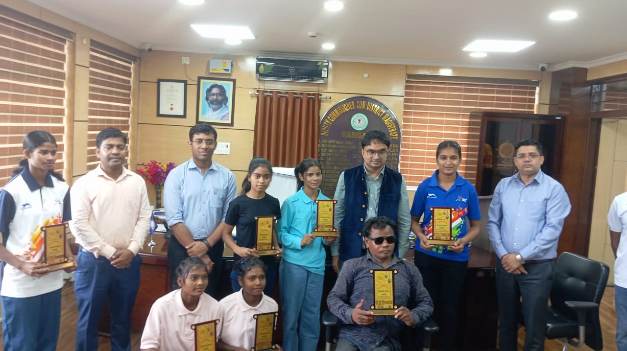 खिलाड़ियों के साथ डीसी फ़ैज़ अक अहमद मुमताज खिलाड़ियों के साथ डीसी फ़ैज़ अक अहमद मुमताज