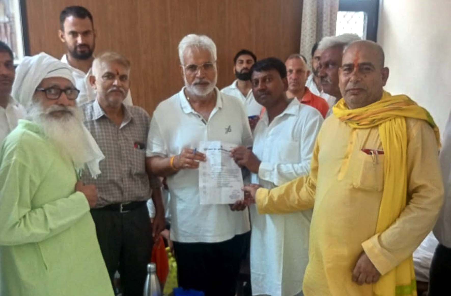 पूर्वांचन जन कल्याण संगठन समिति के सदस्य सांसद जयप्रकाश से मिलते हुए। पूर्वांचन जन कल्याण संगठन समिति के सदस्य सांसद जयप्रकाश से मिलते हुए।
