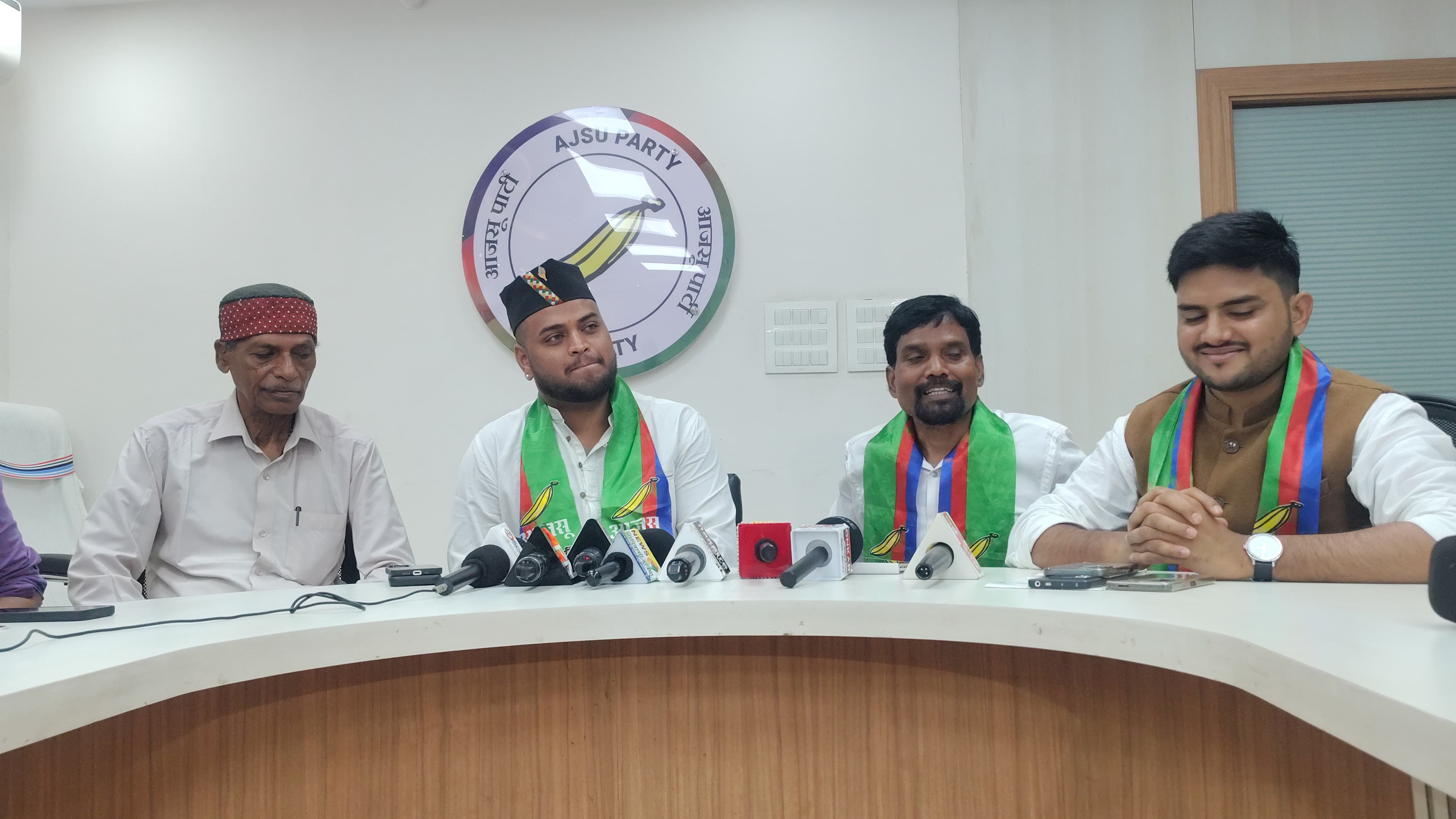 आजसू ली प्रेस वार्ता में मौजूद पार्टी के नेता आजसू ली प्रेस वार्ता में मौजूद पार्टी के नेता