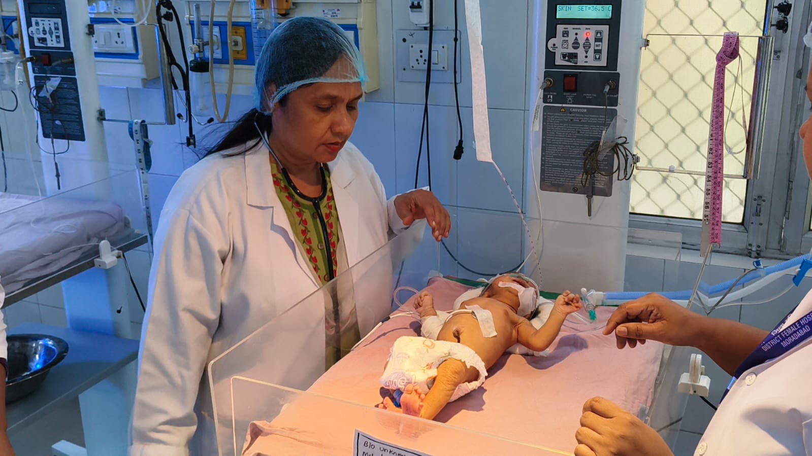 ट्रेन में बंद बैग में मिले नवजात का जिला अस्पताल में इलाज करते चिकित्सक। ट्रेन में बंद बैग में मिले नवजात का जिला अस्पताल में इलाज करते चिकित्सक।