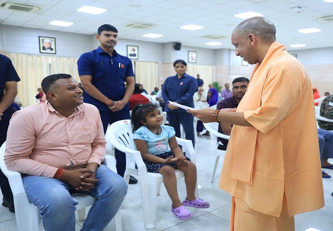 सीएम योगी से मिला आची का परिवार सीएम योगी से मिला आची का परिवार