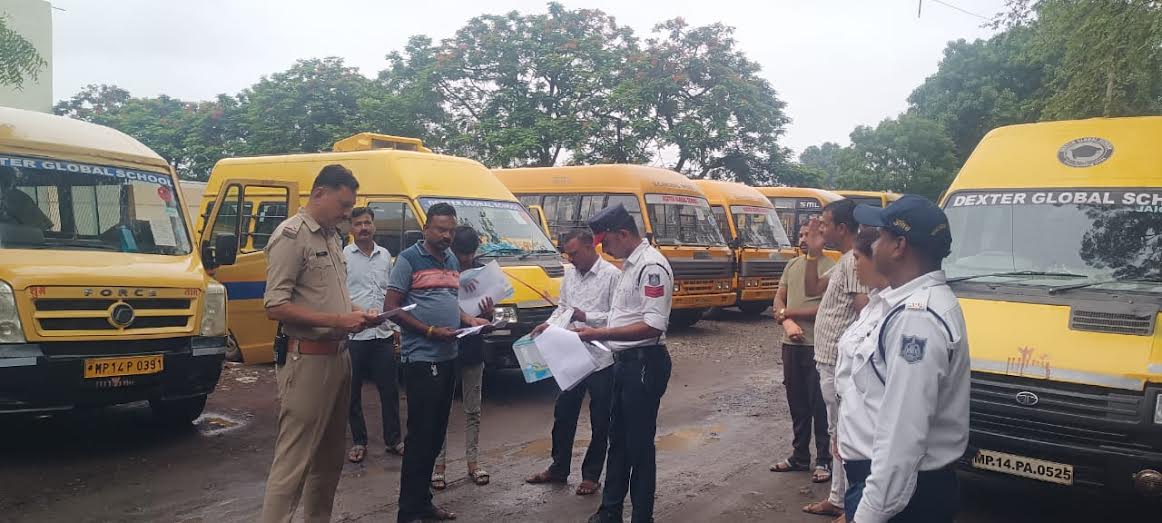 मंदसौर में स्कूल बसों की चेकिंग शुरू, यातायात पुलिस ने एक का काटा चालान मंदसौर में स्कूल बसों की चेकिंग शुरू, यातायात पुलिस ने एक का काटा चालान