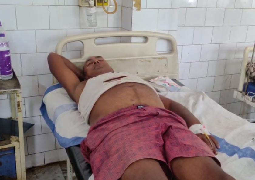अस्पताल में इलाज कराता घायल अस्पताल में इलाज कराता घायल