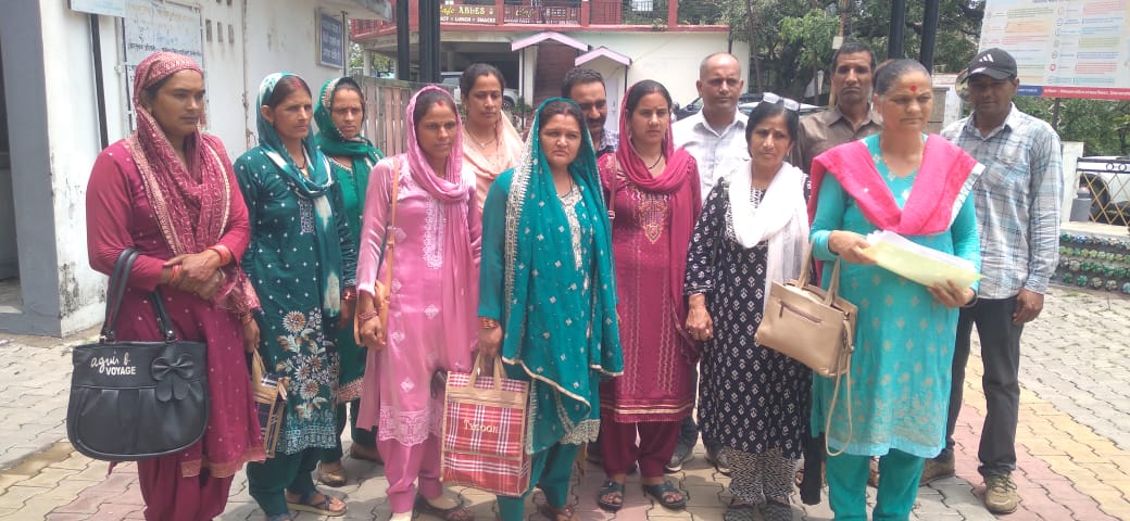 ददाहू तहसील के एक ग्रामीण स्कुल चिया ममियाणा में एक कमरे में लग रही तीन कक्षाएं ददाहू तहसील के एक ग्रामीण स्कुल चिया ममियाणा में एक कमरे में लग रही तीन कक्षाएं