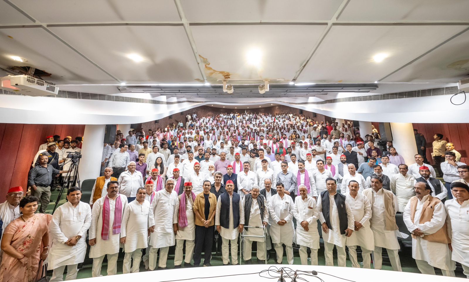 सपा अध्यक्ष अखिलेश यादव पार्टी नेताओं के साथ सपा अध्यक्ष अखिलेश यादव पार्टी नेताओं के साथ