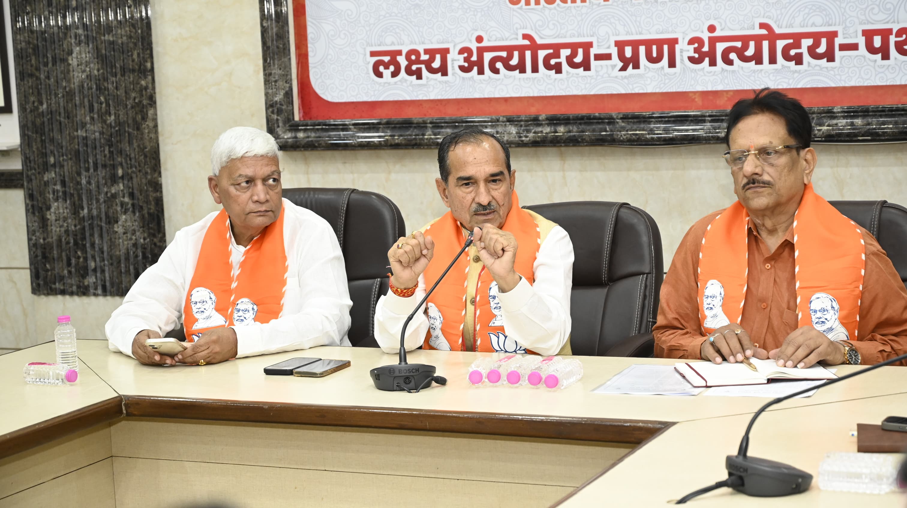 केंद्र और राज्य सरकार की योजनाओं को जन-जन तक पहुंचाने के लिए सटीक और तथ्यात्मक जानकारी हम सभी को करनी चाहिए साझा: मदन राठौड़ केंद्र और राज्य सरकार की योजनाओं को जन-जन तक पहुंचाने के लिए सटीक और तथ्यात्मक जानकारी हम सभी को करनी चाहिए साझा: मदन राठौड़