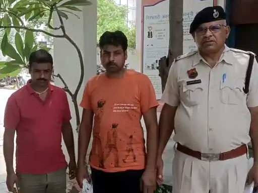 फरीदाबाद में अवैध शराब बिक्री केस में गिरफ्तार किए गए दोनों युवक। फरीदाबाद में अवैध शराब बिक्री केस में गिरफ्तार किए गए दोनों युवक।