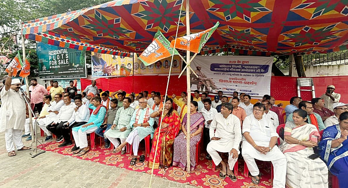 धरना प्रदर्शन करते हुए भाजपाई धरना प्रदर्शन करते हुए भाजपाई