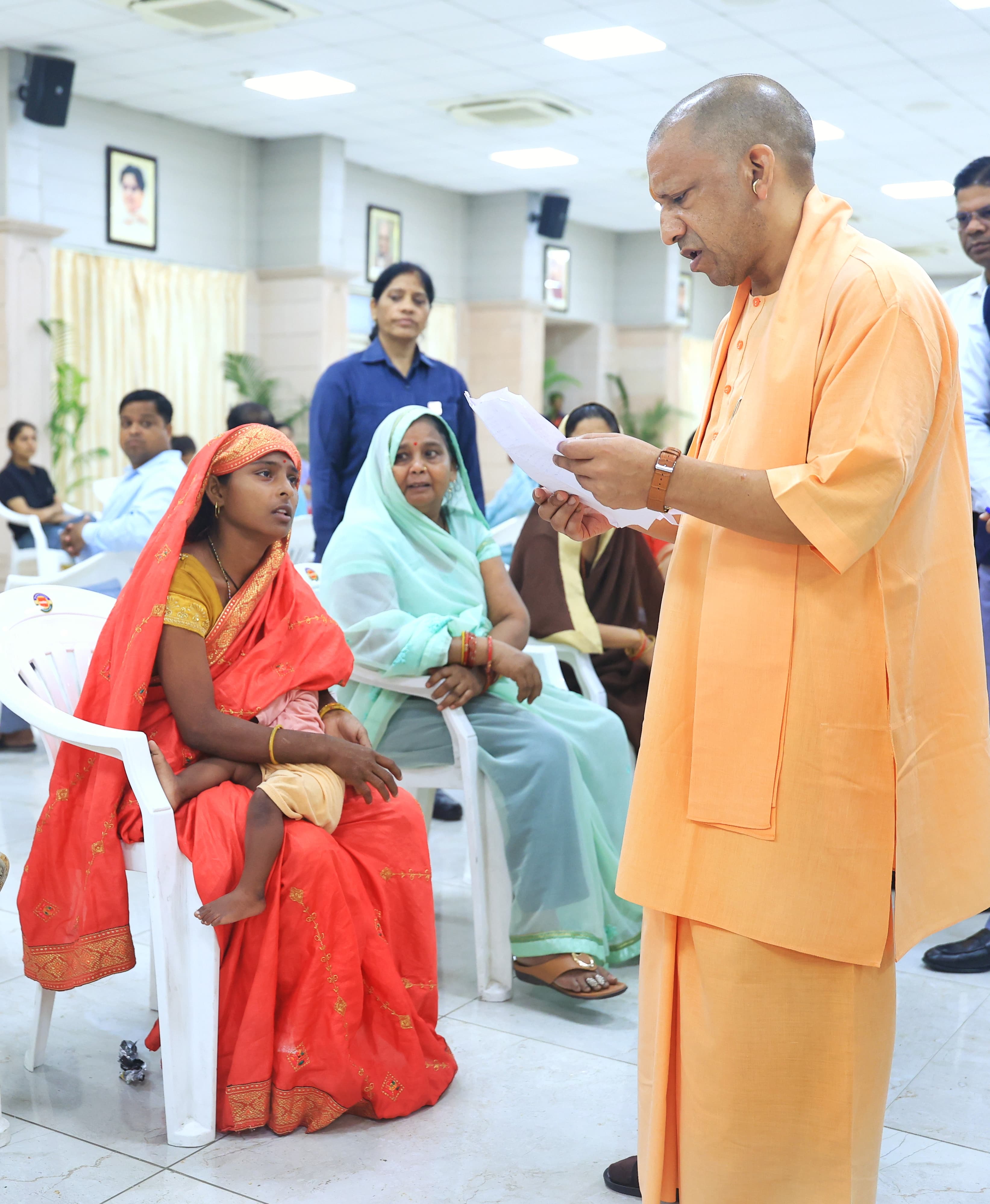 सीएम योगी जनता दर्शन सीएम योगी जनता दर्शन