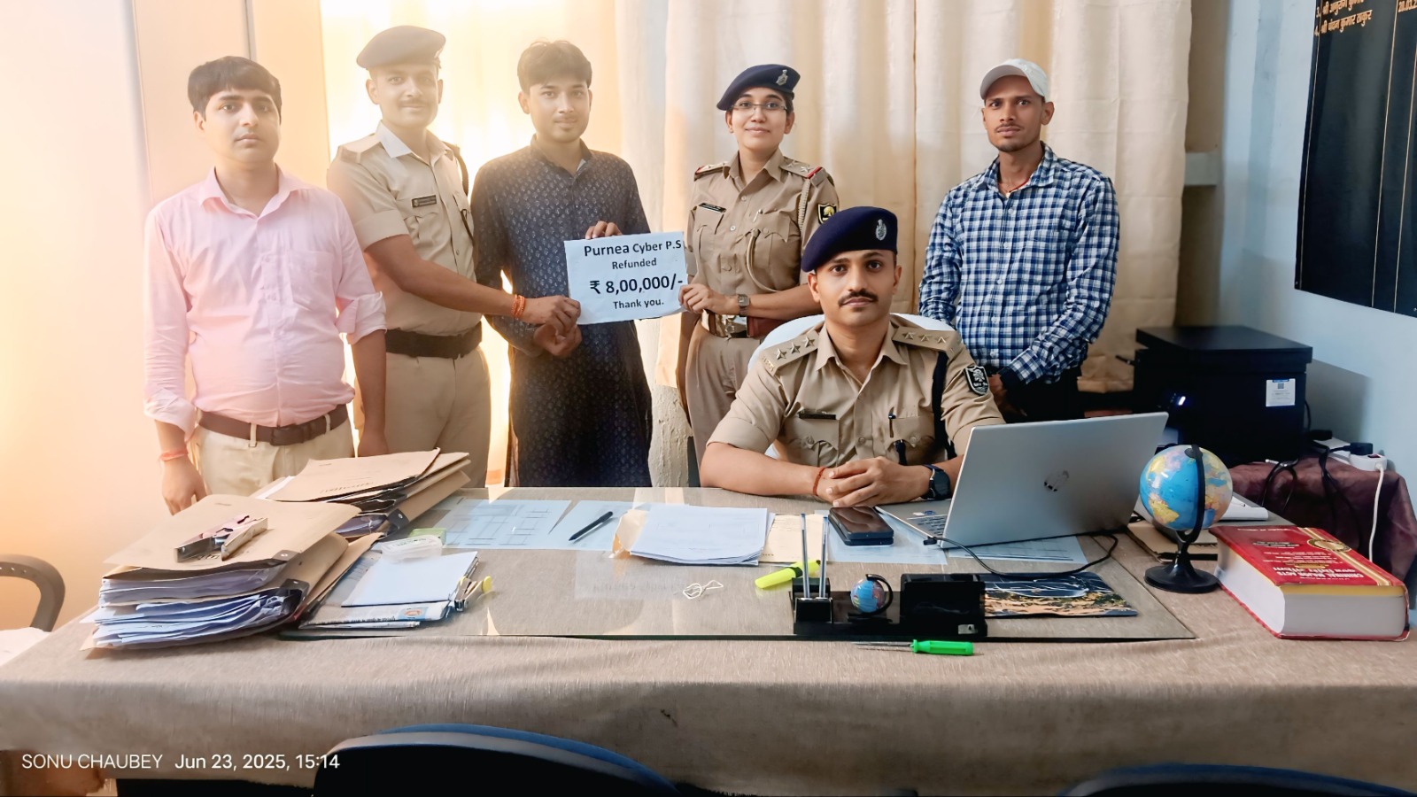 साइबर ठगी के आठ लाख रुपये प्रदान करते हुए साइबर ठगी के आठ लाख रुपये प्रदान करते हुए