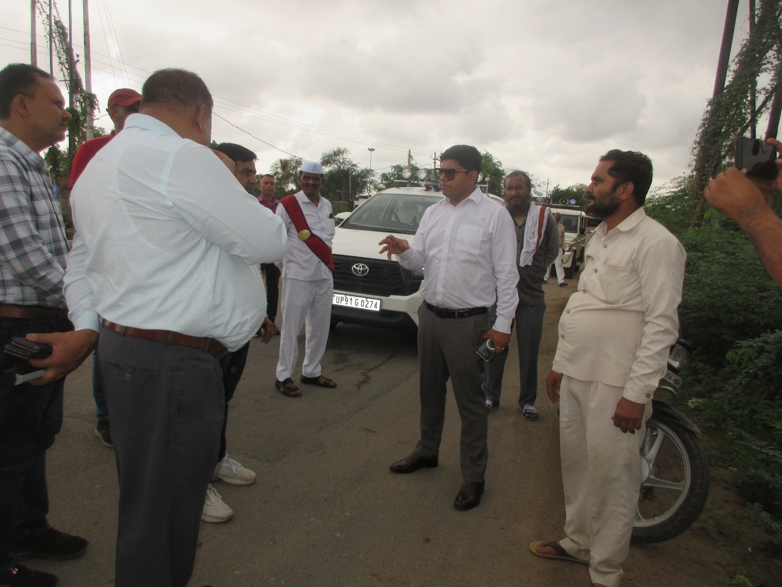 बिजली वयवस्था दो दिन में पटरी पर नहीं लाने पर होगी कार्रवाईः डीएम बिजली वयवस्था दो दिन में पटरी पर नहीं लाने पर होगी कार्रवाईः डीएम