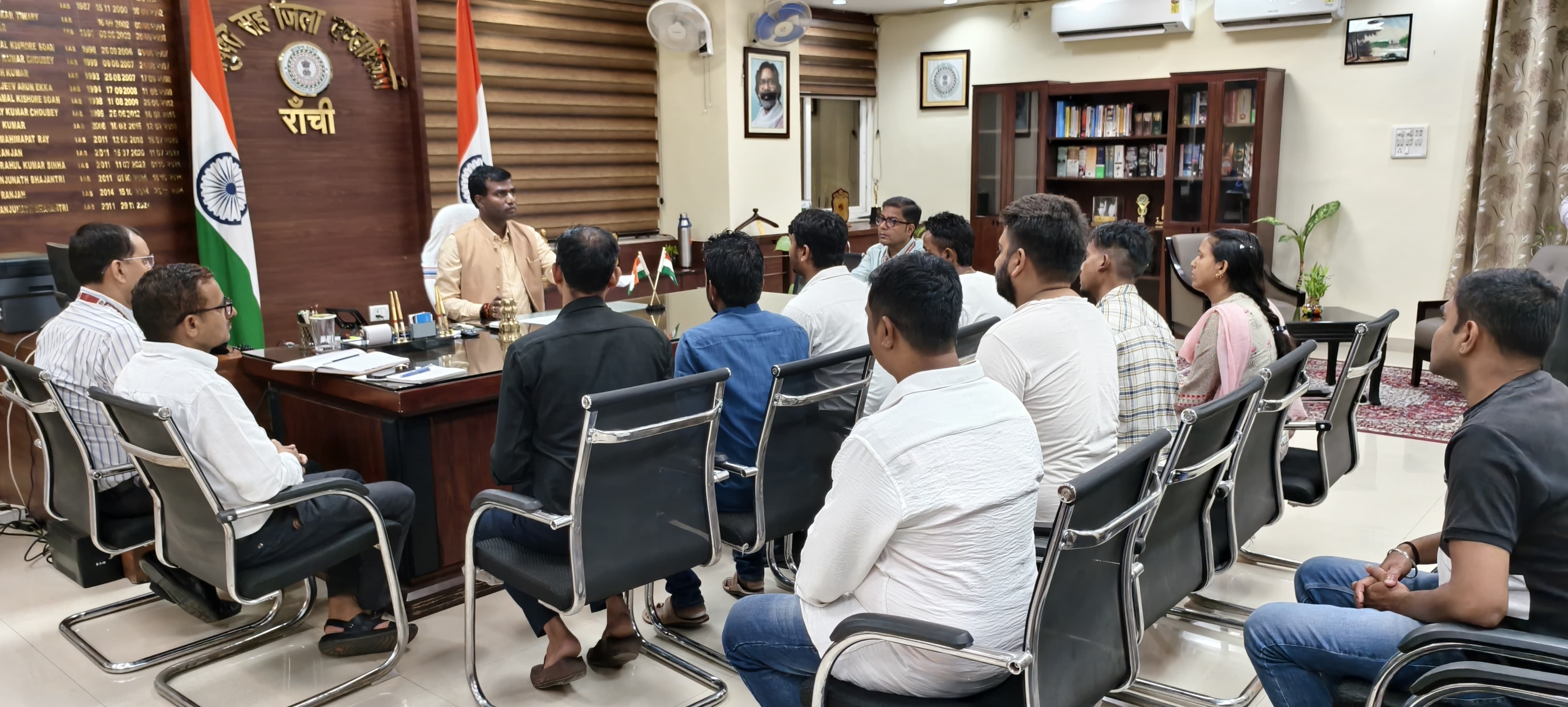 आम लोगों की फरियाद सुनते उपायुक्त आम लोगों की फरियाद सुनते उपायुक्त