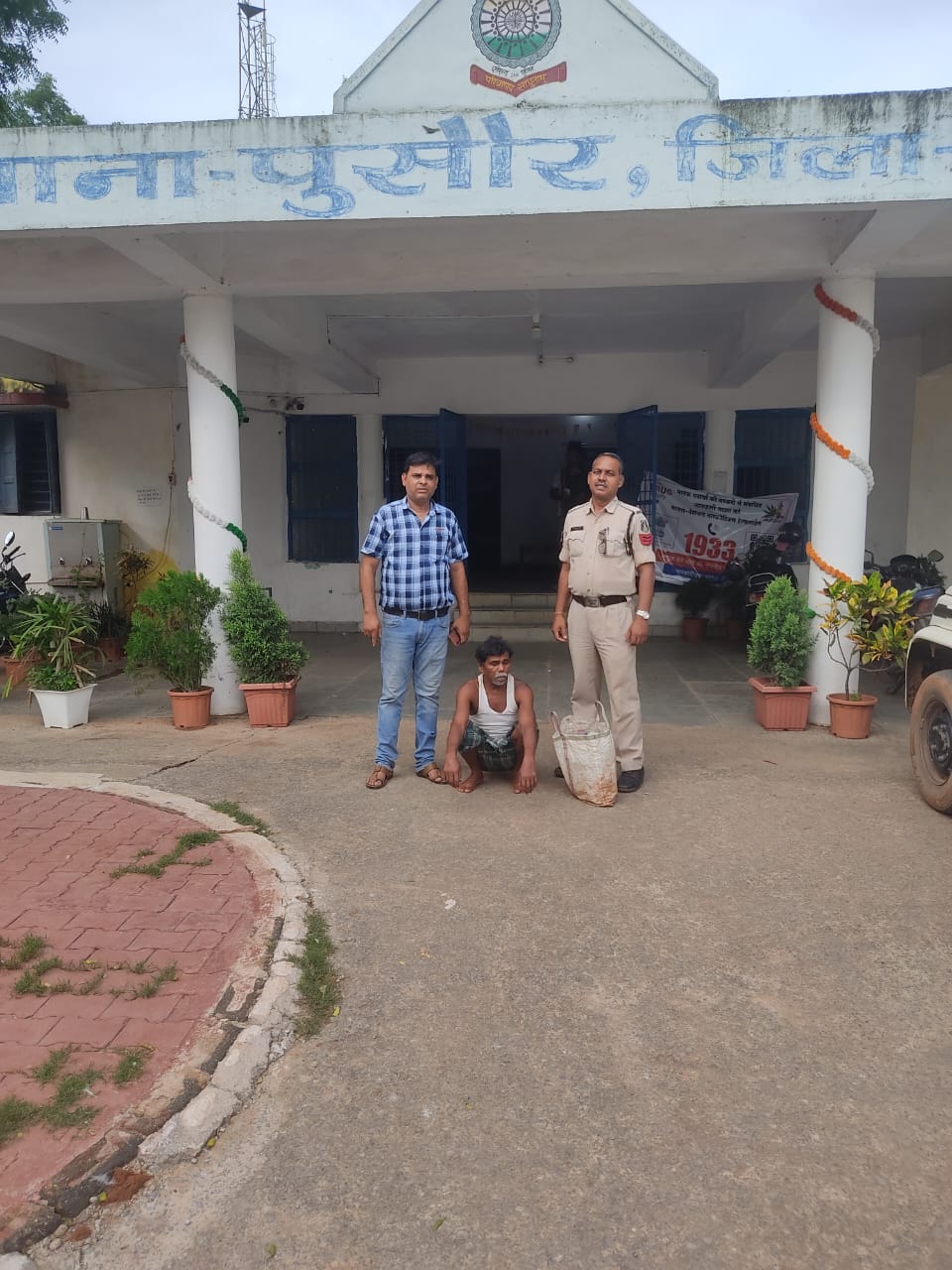 पुलिस के गिरफ्त में आरोपी पुलिस के गिरफ्त में आरोपी