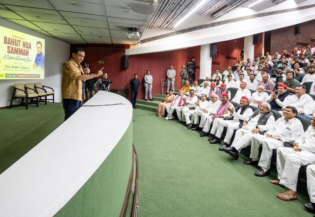 समाजवादी पार्टी के प्रदेश कार्यालय में कामेडी थीम प्रस्तुति करते राजीव निगम (फोटो) समाजवादी पार्टी के प्रदेश कार्यालय में कामेडी थीम प्रस्तुति करते राजीव निगम (फोटो)