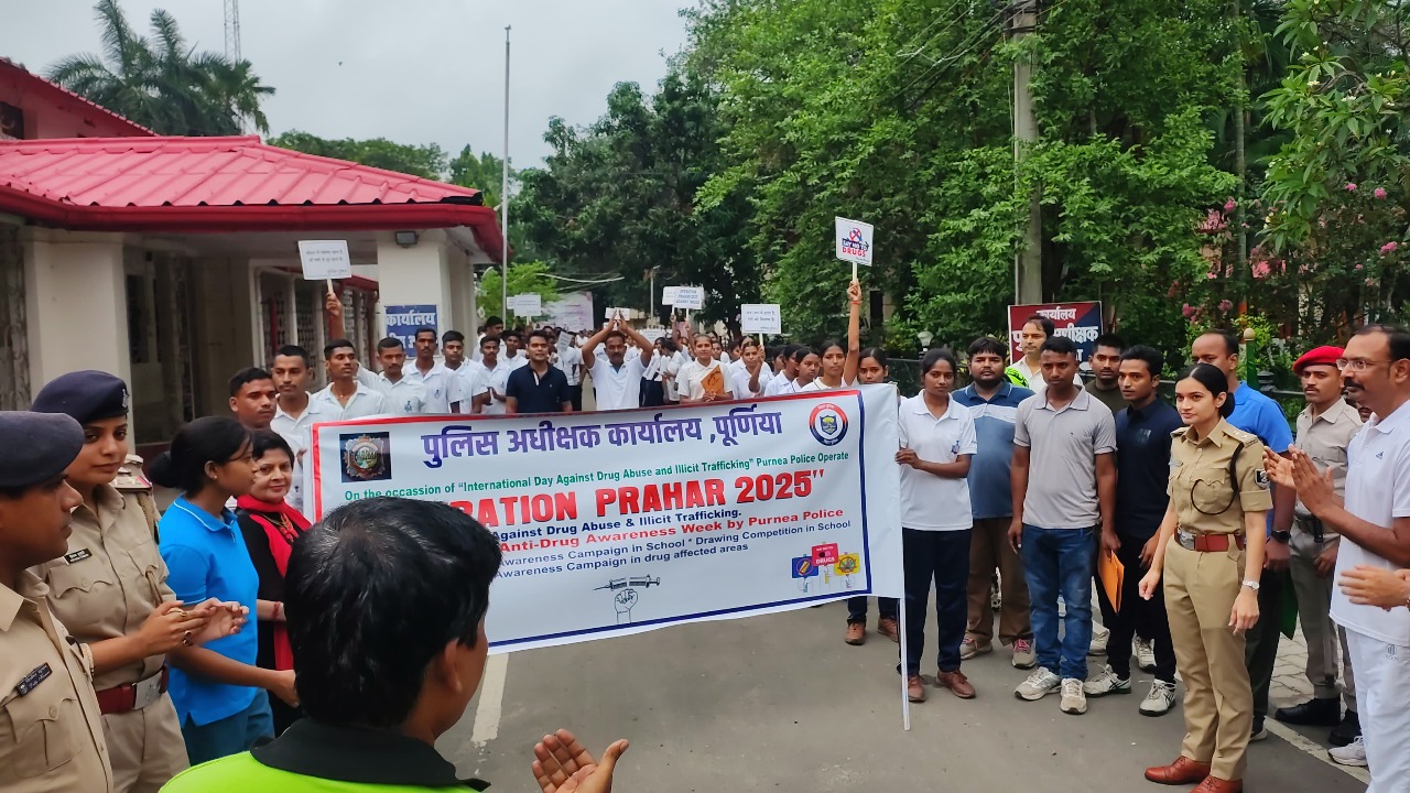 प्रभात फेरी को विदा करती एसपी प्रभात फेरी को विदा करती एसपी