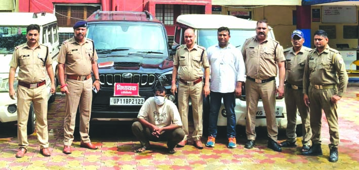 पुलिस हिरासत में आरोपित का भाई पुलिस हिरासत में आरोपित का भाई