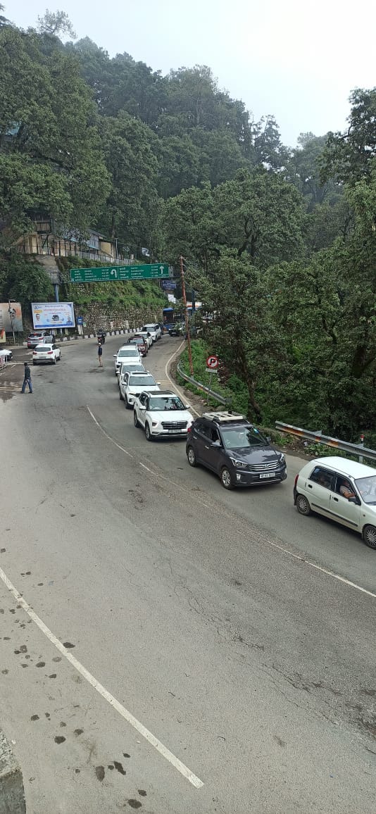 शिमला में ट्रैफिक जाम शिमला में ट्रैफिक जाम