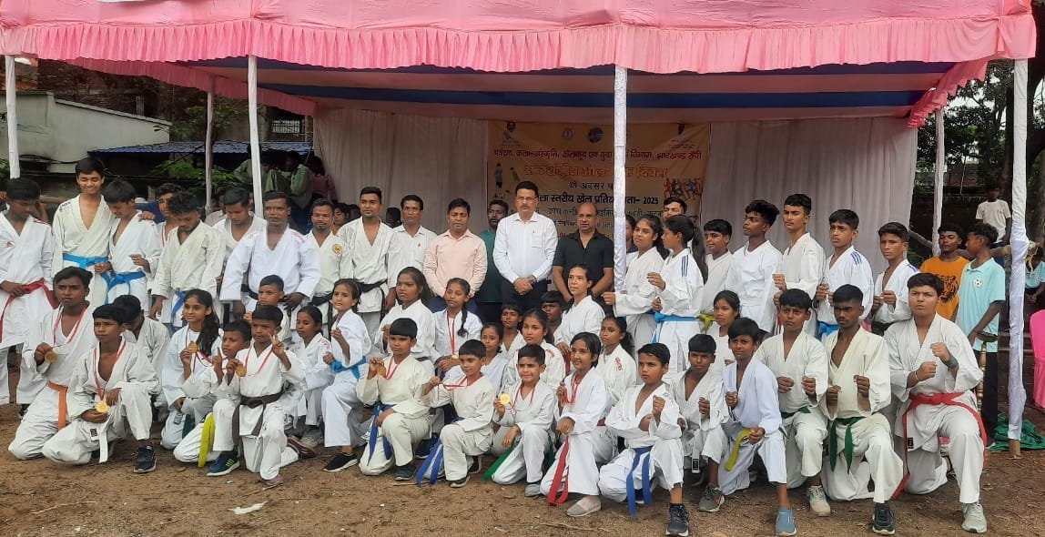 विजेता खिलाड़ियों के साथ एसडीओ अनुराग कुमार तिवारी विजेता खिलाड़ियों के साथ एसडीओ अनुराग कुमार तिवारी
