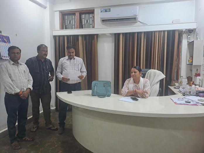 डिप्टी कलेक्टर श्रीमती अनिता चौकोटीया ने सीएमओ का कार्यभार संभाला डिप्टी कलेक्टर श्रीमती अनिता चौकोटीया ने सीएमओ का कार्यभार संभाला